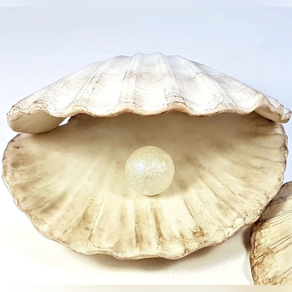 Lion’s Paw Scallop Shell Striated Rippled Cradle Nestle Pearl Nacre 18K Necklace - Picture 6 of 11